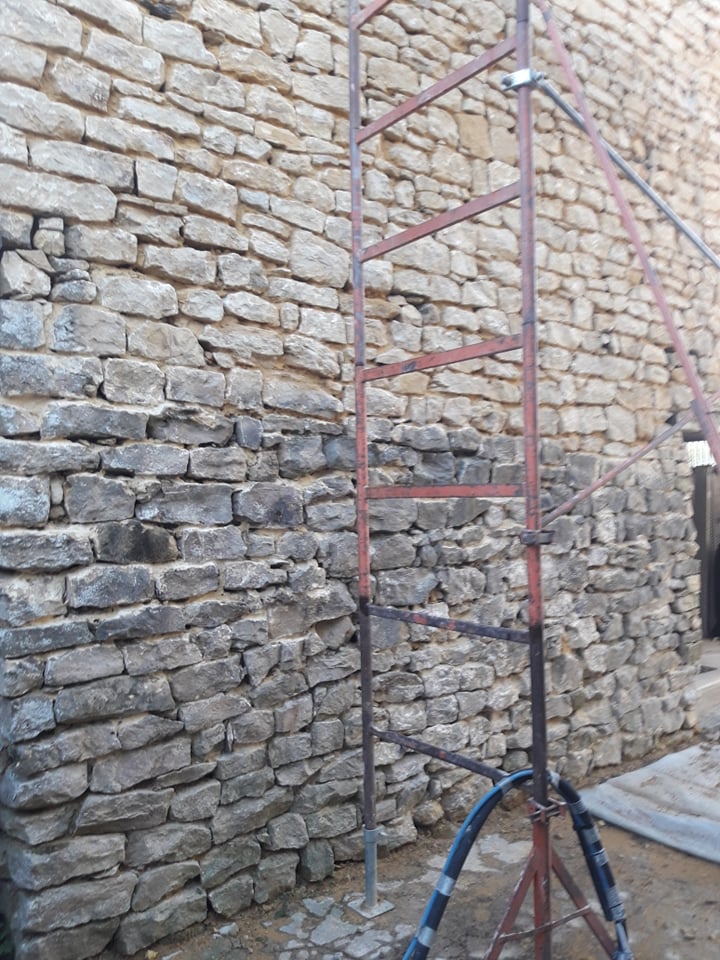 Sablage mur pierre bois